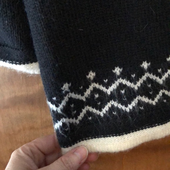 Snowflake sweater size small - Picture 4 of 5